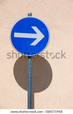 blue direction sign (4) right