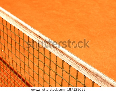 tennis court (295) net, outside in a tennis court