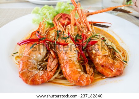 Spaghetti Panaeng Goong, spicy curry thai style pasta with river prawn