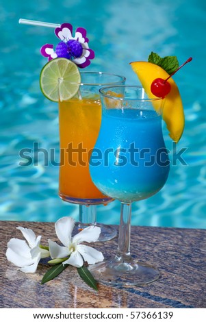 Blue Hawaiian and Mai Tai cocktails on swimming pool side