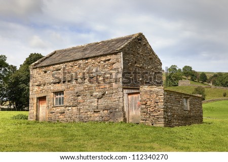 Field barn near the Yorkshire Dales village of Muker, Swaledale, Yorkshire, England
