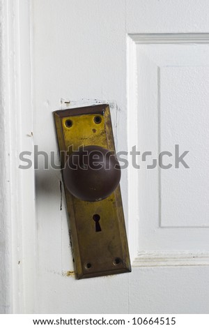 Old brass door knob about to fall off