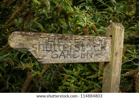 wooden Garden Sign to the Secret Garden