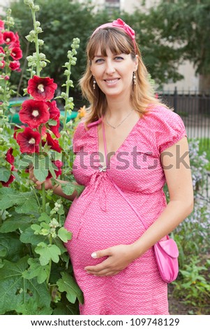 A pregnant woman (9 months) rests in a park