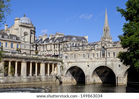 Pulteney Bridge and the River Avon in Bath.  St Michael\'s Church can be seen in the background.