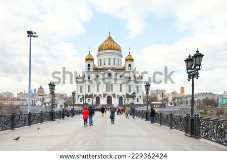 MOSCOW, RUSSIA - NOVEMBER 2, 2014: people walk to Cathedral of Christ the Saviour in Moscow. Cathedral of Christ the Saviour was consecrated on Transfiguration Day, 19 August 2000