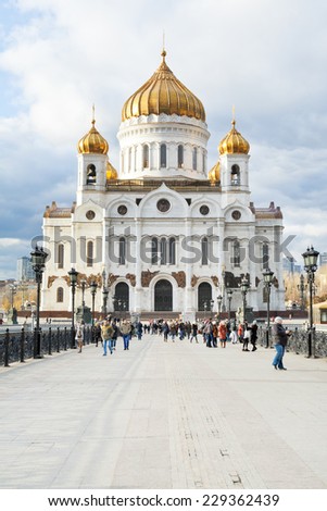 MOSCOW, RUSSIA - NOVEMBER 2, 2014: tourists near Cathedral of Christ the Saviour in Moscow. Cathedral of Christ the Saviour was consecrated on Transfiguration Day, 19 August 2000