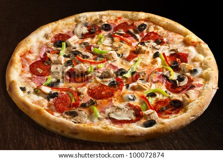 Special pizza with green bell pepper, olives, onion, mushrooms, chicken and pepperoni - isolated\
Collection of dozens of various pizza (30 items)
