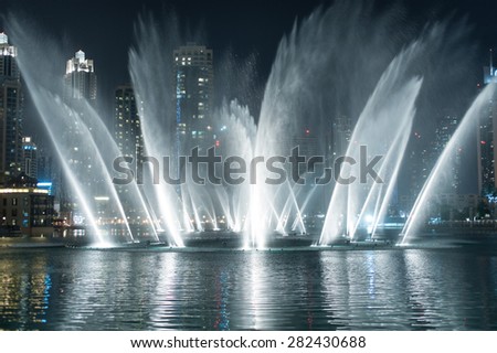 Dubai Dancing Fountain - wonderful evening show