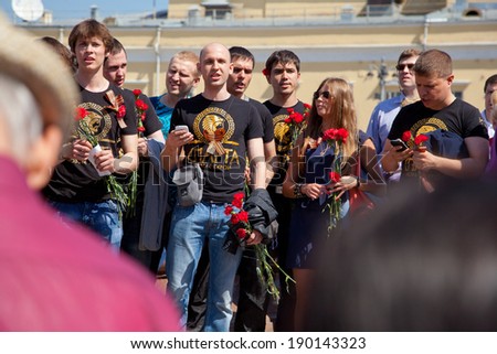 MOSCOW, RUSSIA - MAY 9: Young people congratulate war veterans on Victory Day, sing a song, May 9, 2013 in Moscow, Russia.
