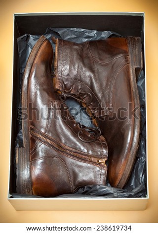 Expensive fashion men\'s leather shoes in a store box