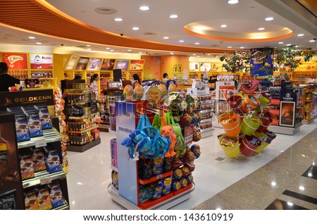 Singapore-June 14: Customers Shop For Toys In Changi Airport, Singapore On June 14, 2013. Singapore Airport Provides The Best Shopping Experience To The Passengers.