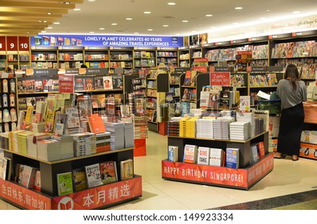 SINGAPORE-JULY 31: Customers shop for books on July 31, 2013 in Changi Airport, Singapore. Singapore airport provides the best shopping experience to the passengers.