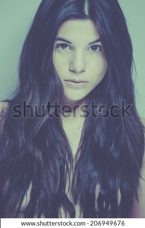 Woman\'s face - no makeup - natural - long wavy hair