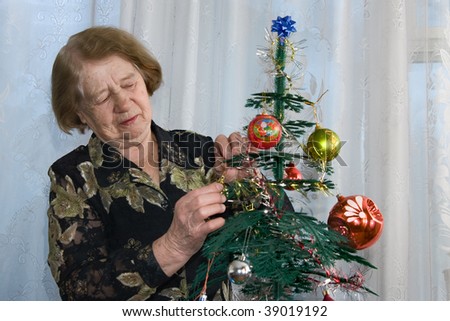 The elderly woman prepares for a meeting of New year