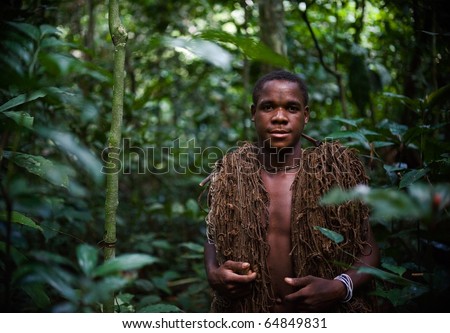 CENTRAL-AFRICAN REPUBLIC (CAR), AFRICA, 2008 NOVEMBER 2:   Jungle of the Central-African Republic. The hunter-pygmy with a net before hunting. On November, 2, 2008 in Central African Republic.