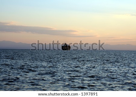 oil tanker on sea in sunset\
\
(Tanker auf See bei Sonnenuntergang)