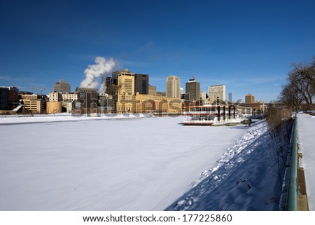 Snow and ice covered Mississippi River with Saint Paul skyline, Minnesota, USA