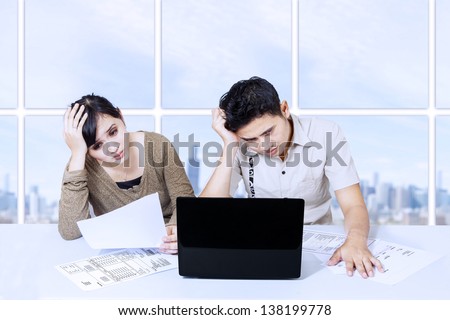 Couple having difficulty paying bills online