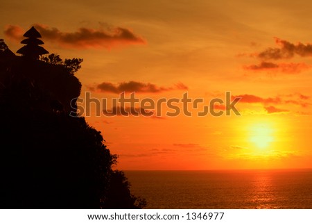 The sun is about to set at Uluwatu Temple