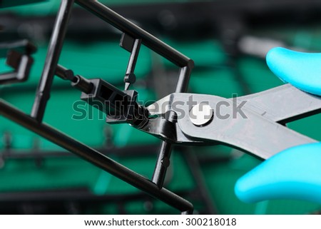 using plastic nippers cut the plastic injection molding parts