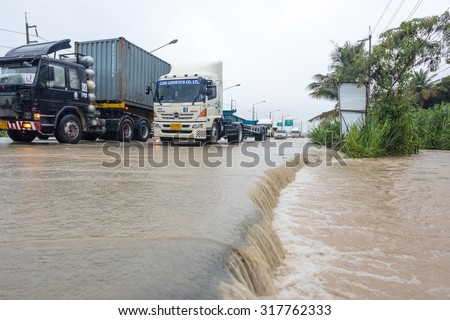 CHONBURI, THAILAND - SEPTEMBER 17, 2015: Many people driving the car through flooded area after the storm VAMCO rain.