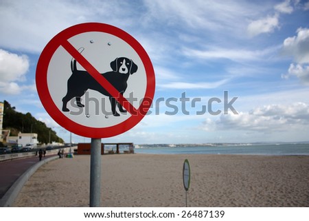 A sign on a beach meaning dogs are not allowed