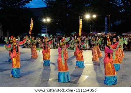 CHIANGMAI,THAILAND - AUGUST 26:Dance is offerings to Princess Dara Rasmi.300 people dedicated to the beautiful women dance at Three Kings Monument plaza. on August 26,2012 in Chiangmai,Thailand.