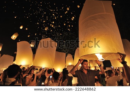 CHIANG MAI THAILAND-NOVEMBER 16 : Loy Krathong festival. Unidentified men and women lights floating balloon made of paper annually at the Sansai. on Nov. 16,2013 in Chiang Mai, Thailand.