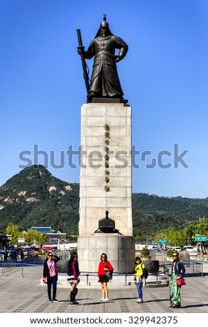 SEOUL, KOREA - OCTOBER 5, 2015 : Statue of Admiral Yi Sun-Shin at Gwanghwamun plaza, Thailand tourists often stroll and take photos with the statue. It is a place not to miss a visit to South Korea.