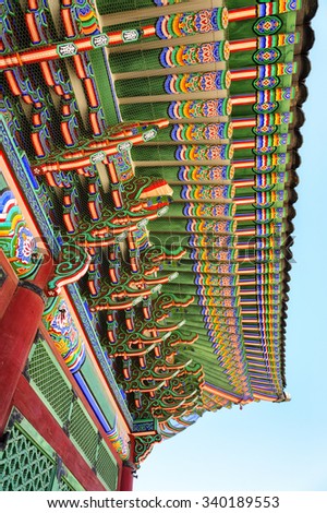 SEOUL, KOREA - OCTOBER 9, 2015 : Gyeongbokgung Palace, The beauty of the palace roof carved wood structural strength and decorated with colourful, an elegant historical architecture South Korea