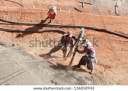Workers were sprayed concrete by machines.Prevent the collapse.