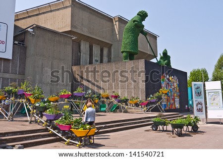 LONDON,UK-JUNE 6: An urban wheelbarrow garden is enjoyed by visitors to the Southbank\'s festival of neighbourhood, that brings urban gardens and allotments to the centre. June 6, 2013 London UK.