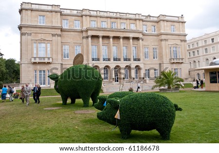 LONDON, UK-SEPTEMBER 17: Visitors and Exhibits at Prince Charles Garden Party To Make a Difference, Lancaster House in the background Sept 17, 2010 in London