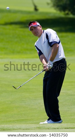 CROMWELL, CT - JUNE 21: Golfer Ben Curtis chips on to the 5th green at the Travelers Championship at TPC River Highlands Golf Course on June 21, 2008 in Cromwell, CT