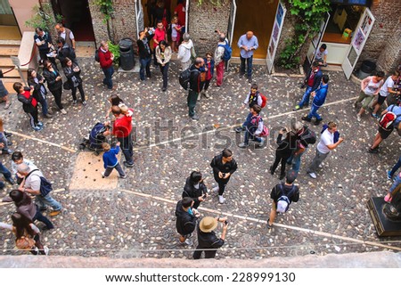 VERONA, ITALY - MAY 7, 2014: Tourists in the courtyard of Juliet\'s house. Verona, Italy
