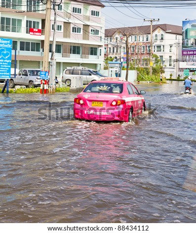 BANGKOK-NOV 08 : Taxi drives in water flood road. Nov 08, 2011, Thailand , Bangkok, panya road and prayasuren road intersection