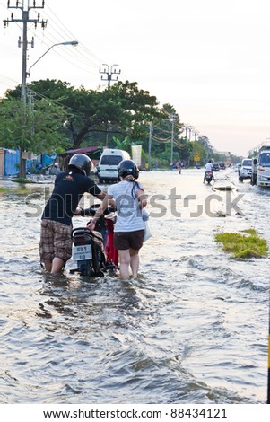 BANGKOK-NOV 08 : people push motorcycle on water flood road, nov 08, 2011, Thailand , Bangkok, panya road