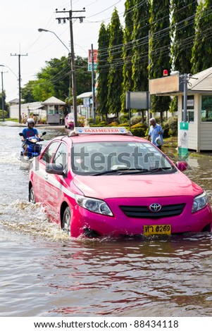 BANGKOK-NOV 08 : Taxi drives in water flood road. Nov 08, 2011, Thailand , Bangkok, panya road and prayasuren road intersection