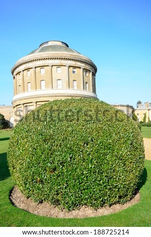 Rotunda with trimmed hedge
