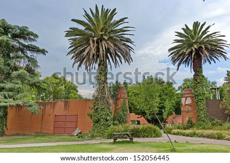 Look of walk, Palm-trees and animals buildings in Johannesburg zoo, South Africa