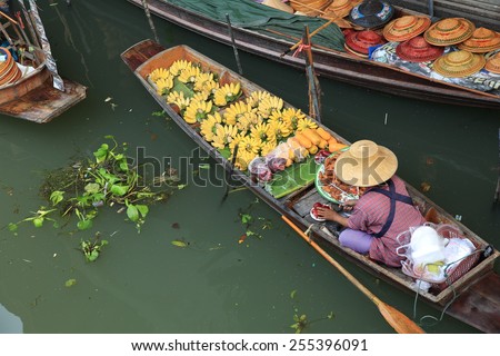 BANGKOK,THAILAND - JANUARY 30 : Damonen saduak  floating market  January 30,2015 in Bangkok,Thailand.