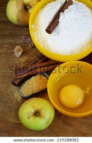 ingredients for baking apple pie (flour, egg, sugar, cinnamon, apples)