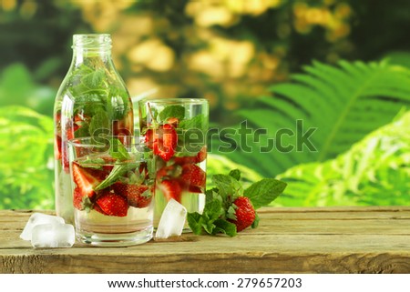 Summer strawberry lemonade with mint and ice
