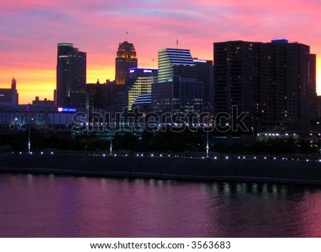 Cincinnati skyline and Ohio River during sunset.