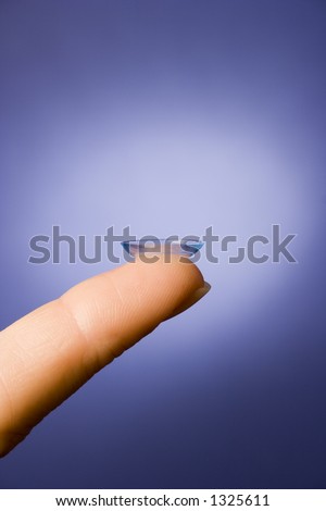 Contact lens on the finger (1)