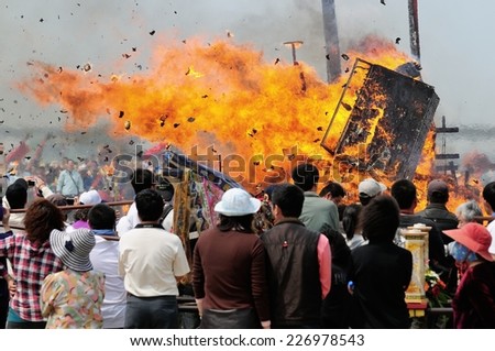 TAINAN, TAIWAN - MAR 21 : Taiwan religious culture of burning the Royal ship on MAR 21, 2012 in Taiwan. Dai Tianfu held once every 3 years, since variables in thousands of believers come to See off