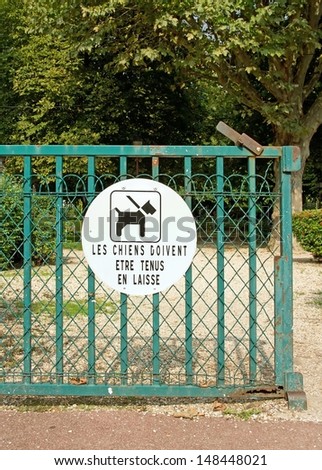 Ban sign  dogs must be kept on a lead, garden public in France