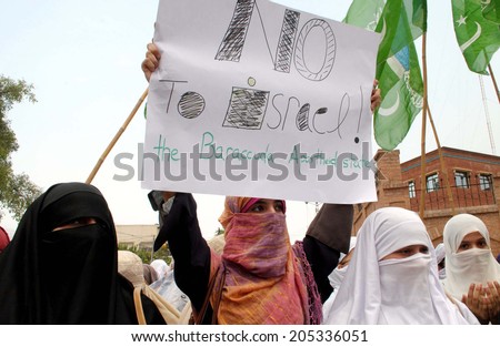 PESHAWAR, PAKISTAN - JUL 16: Activists of Jamat-e-Islami (JI Women Wing) against  assassination of Muslims in Palestine by Israel during a protest demonstration on July 16, 2014 in Peshawar.