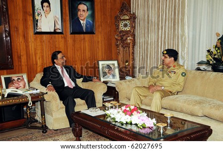ISLAMABAD, PAKISTAN-SEPT 29: President, Asif Ali Zardari in meeting with Joint Chiefs of Staff Committee (JCSC) Chairman, Gen.Khalid Shameem Wynne in Islamabad on Wednesday, Sept 29, 2010 in Islamabad